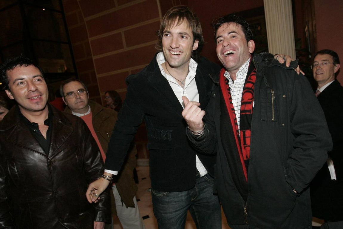 El Carnaval de Cádiz se presentó en Madrid para darle mayor difusión a la fiesta; en la imagen, Ismael Beiro con un amigo