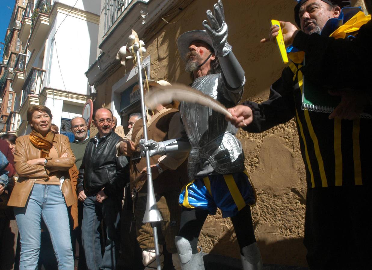 La exministra de Fomento, Magdalena Álvarez, junto a Rafael Romón disfrutando de una chirigota callejera