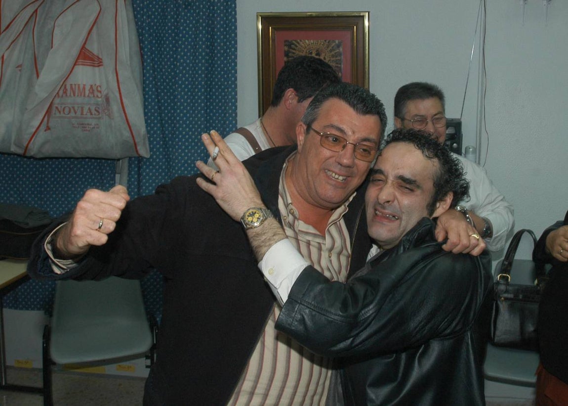 Joaquín Quiñones y Manuel Sánchez Alba, 'Noly', por segunda vez, ganan el primer premio de comparsas con 'La caldera'.