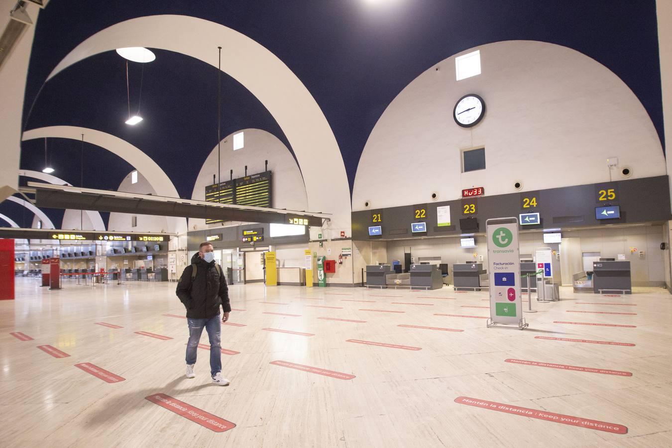 En imágenes, el aeropuerto de Sevilla, bajo mínimos