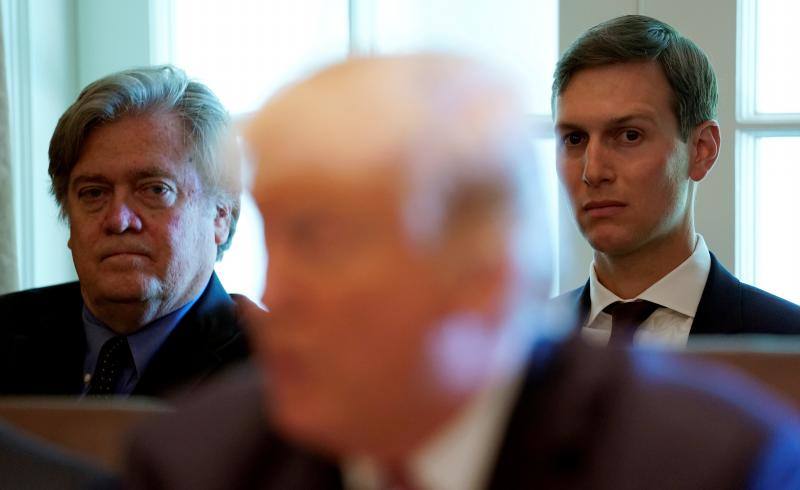 Los asesores en la sombra. Los asesores de Trump, Steve Bannon (atrás a la izquierda) y Jared Kushner (atrás a la derecha)