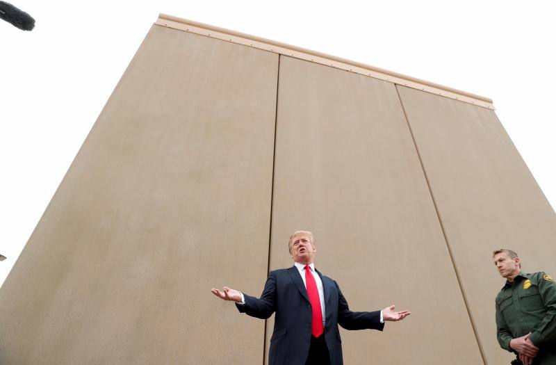 Y por fin... el muro. El presidente de Estados Unidos, Donald Trump, habla mientras participa en un recorrido por los prototipos del muro fronterizo entre Estados Unidos y México
