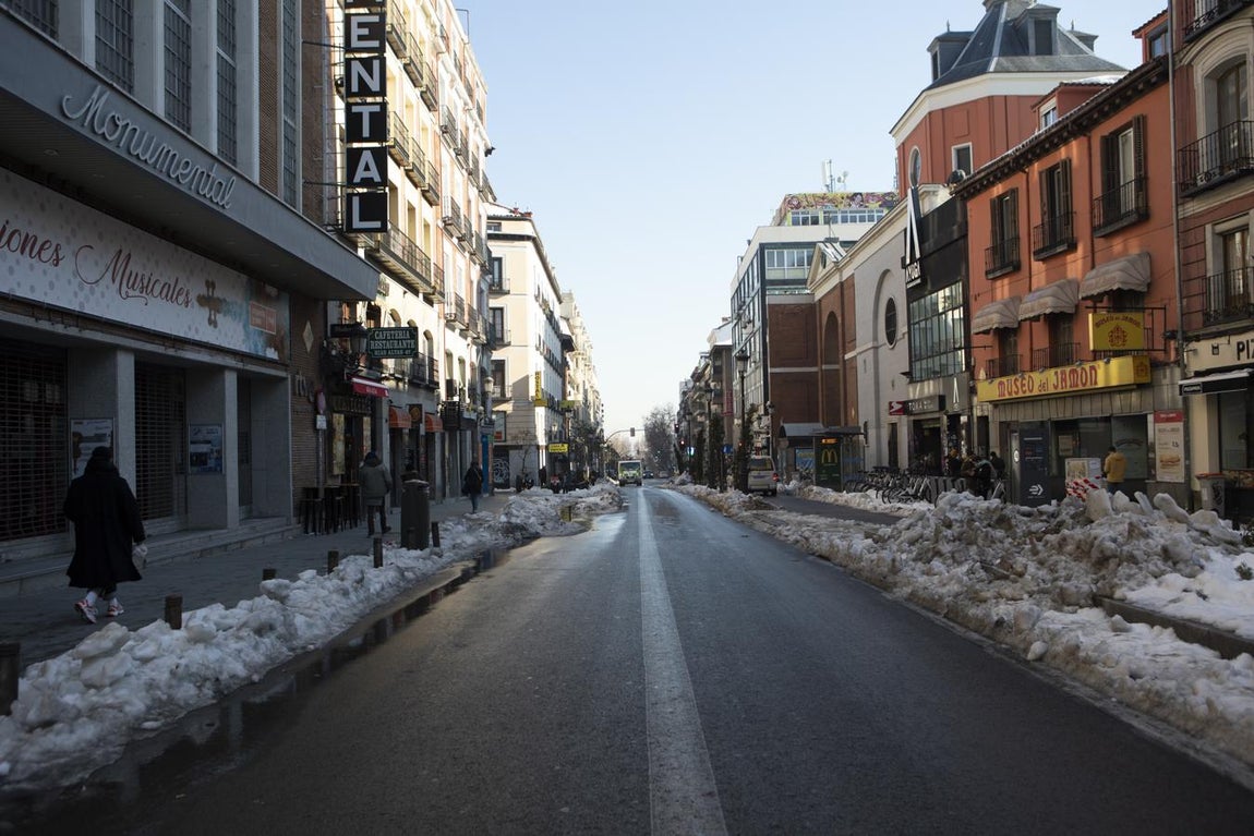 La calle de Atocha, ahora, con aceras y calzada limpia. 