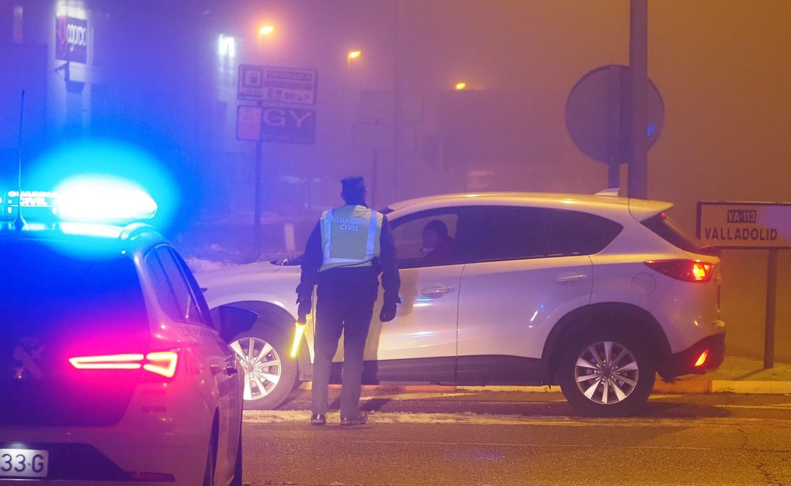 La Guardia Civil también controla que se cumplan la restricción de movilidad. 