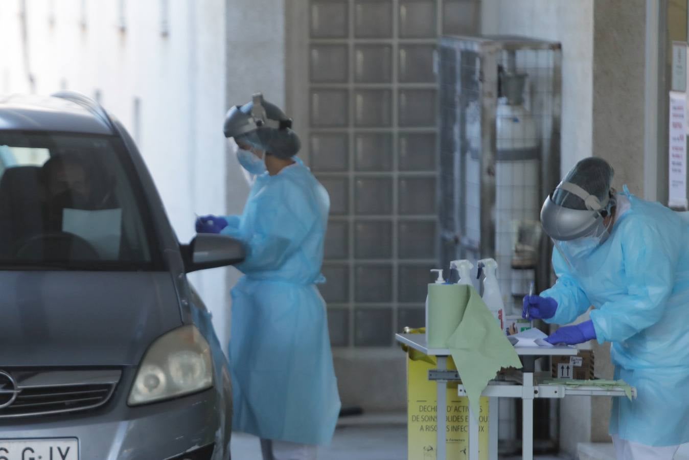 Pruebas PCR en el centro de salud de la barriada de la Paz de Cádiz