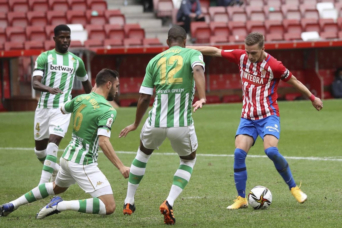 Las mejores imágenes del partido entre el Sporting de Gijón y el Betis (I)