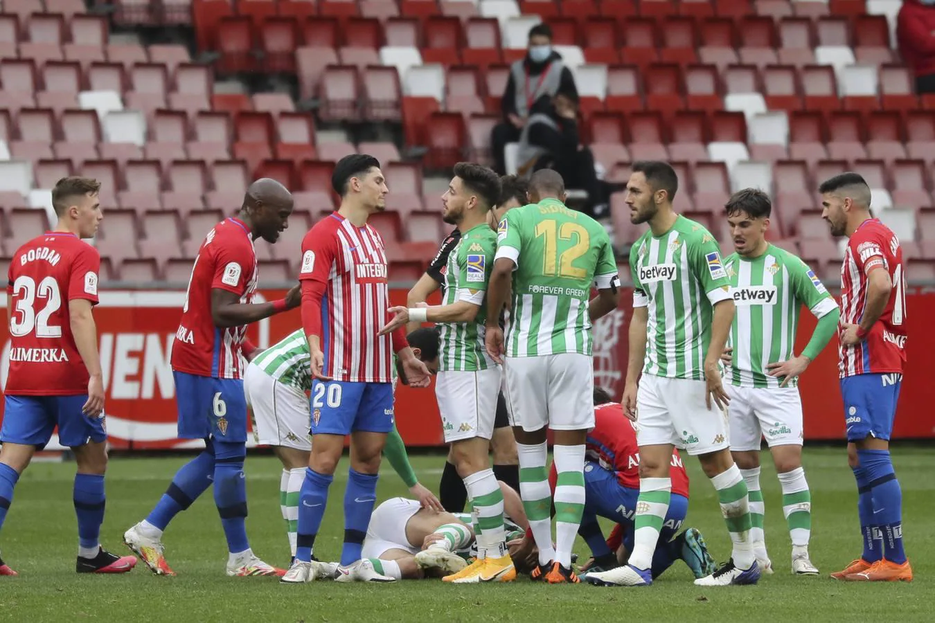 Las mejores imágenes del partido entre el Sporting de Gijón y el Betis (I)