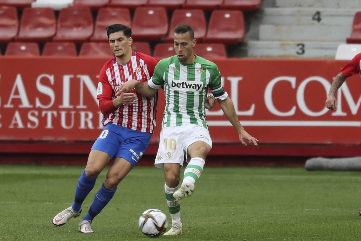 Las mejores imágenes del partido entre el Sporting de Gijón y el Betis (I)