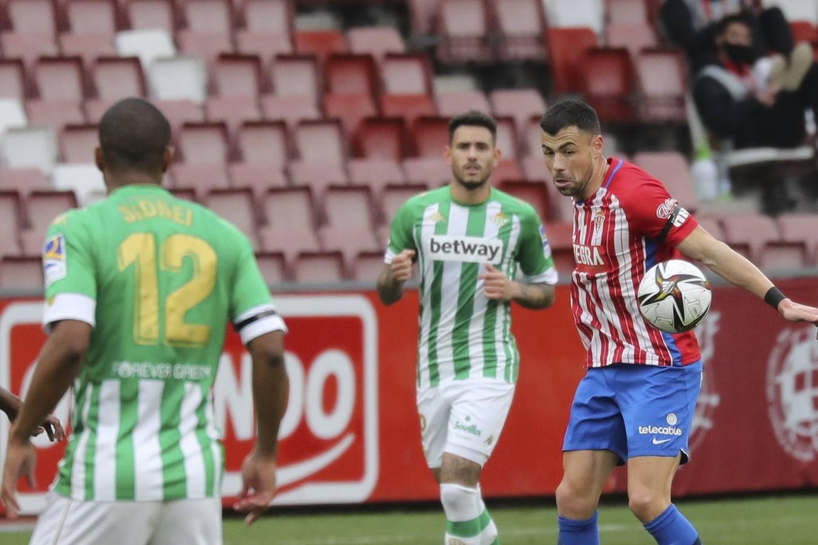 Las mejores imágenes del partido entre el Sporting de Gijón y el Betis (I)