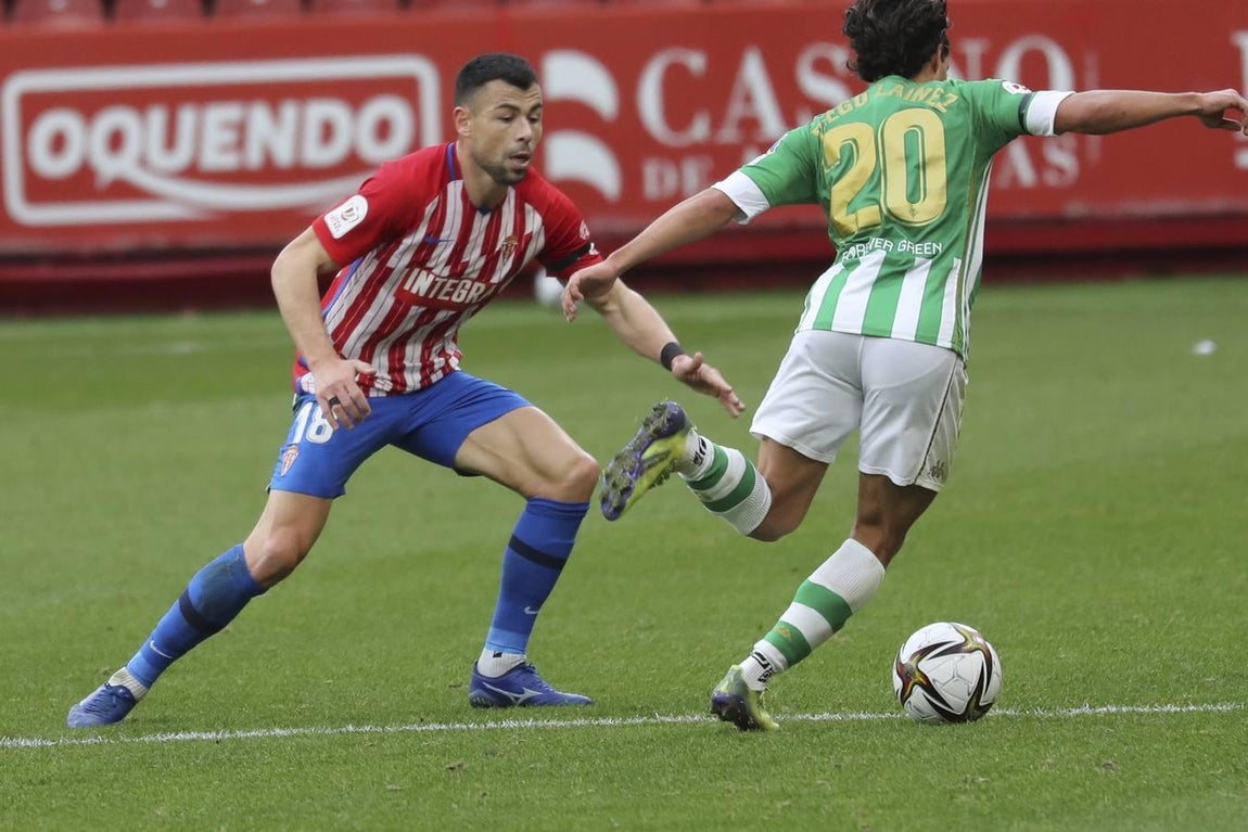 Las mejores imágenes del partido entre el Sporting de Gijón y el Betis (I)