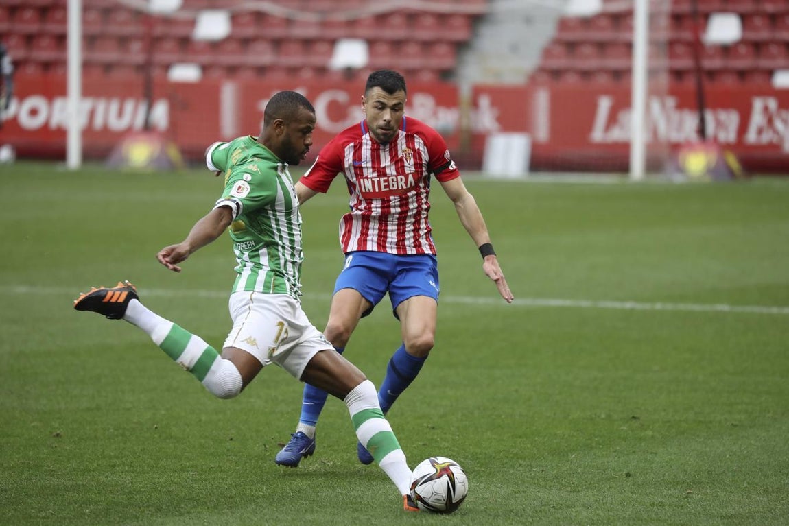 Las mejores imágenes del partido entre el Sporting de Gijón y el Betis (I)