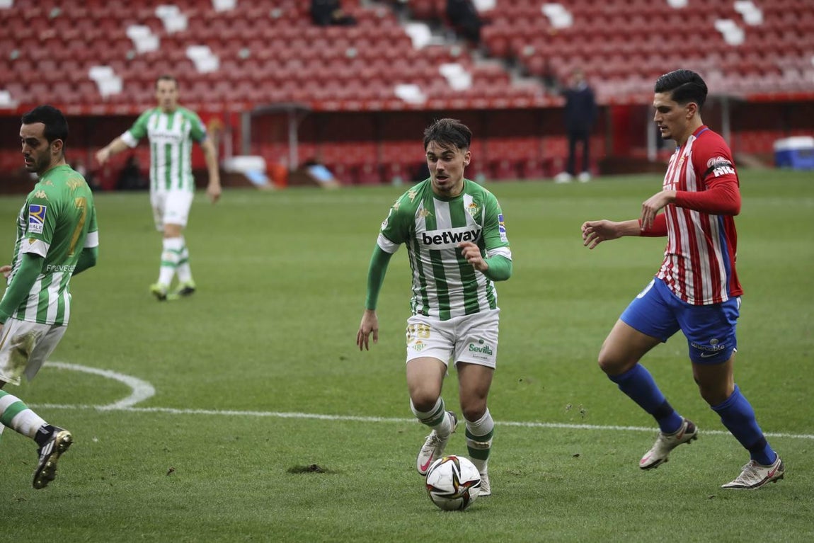 Las mejores imágenes del partido entre el Sporting de Gijón y el Betis (I)