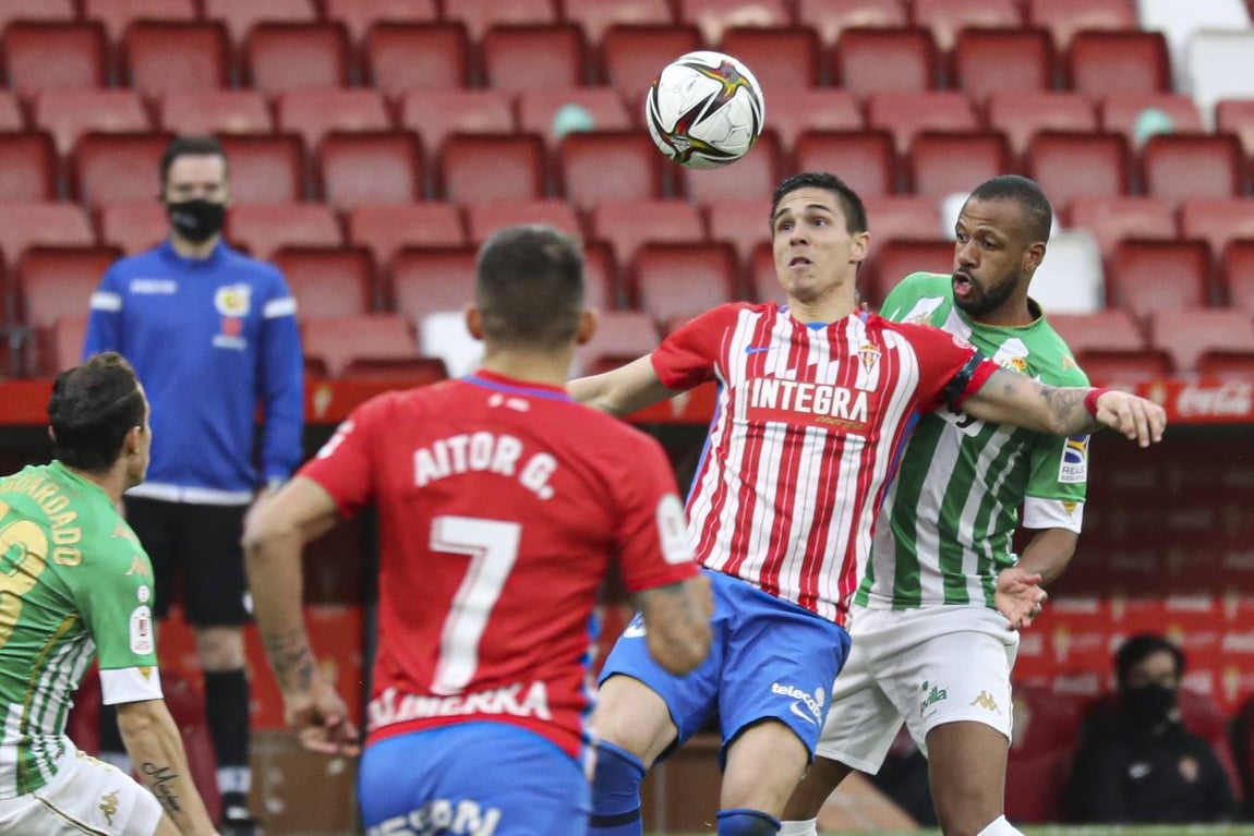 Las mejores imágenes del partido entre el Sporting de Gijón y el Betis (I)