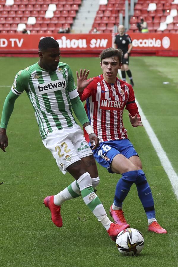 Las mejores imágenes del partido entre el Sporting de Gijón y el Betis (I)
