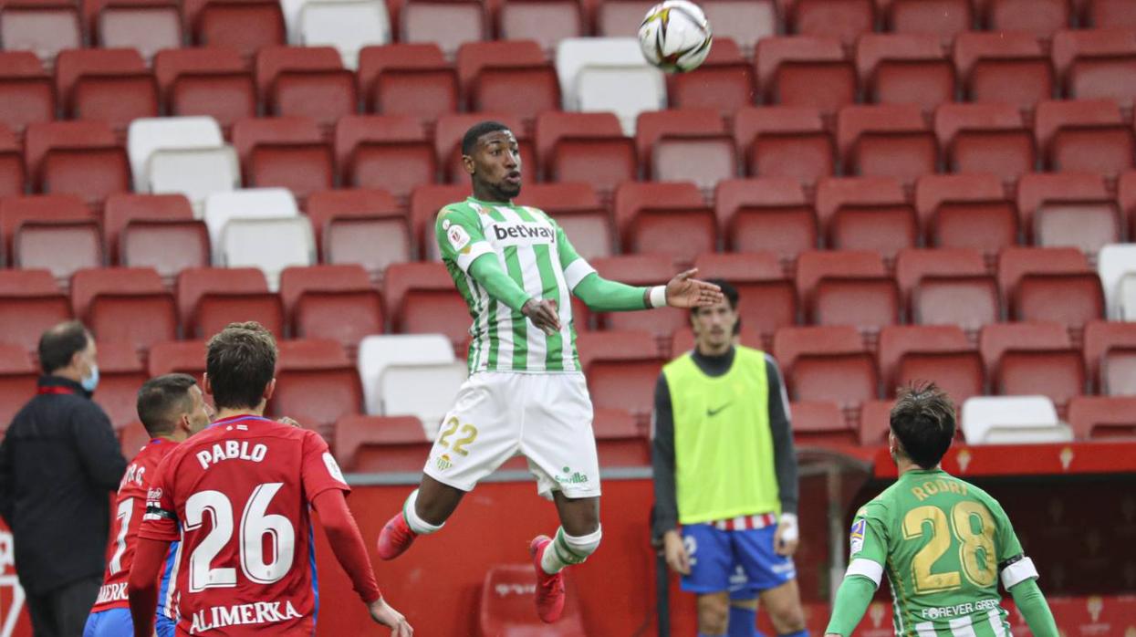 Las mejores imágenes del partido entre el Sporting de Gijón y el Betis (y II)