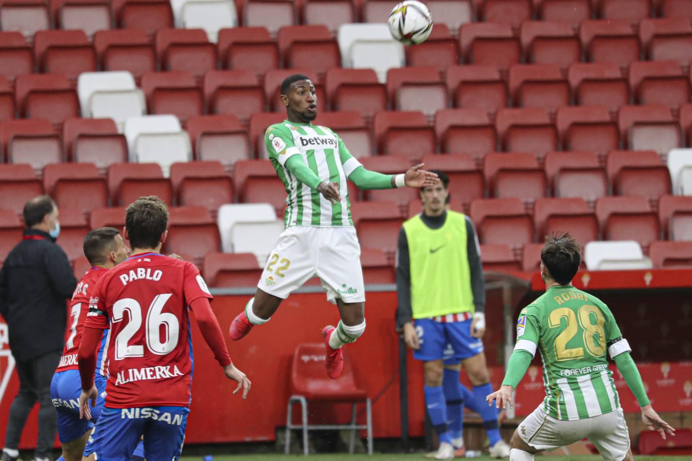 Las mejores imágenes del partido entre el Sporting de Gijón y el Betis (y II)