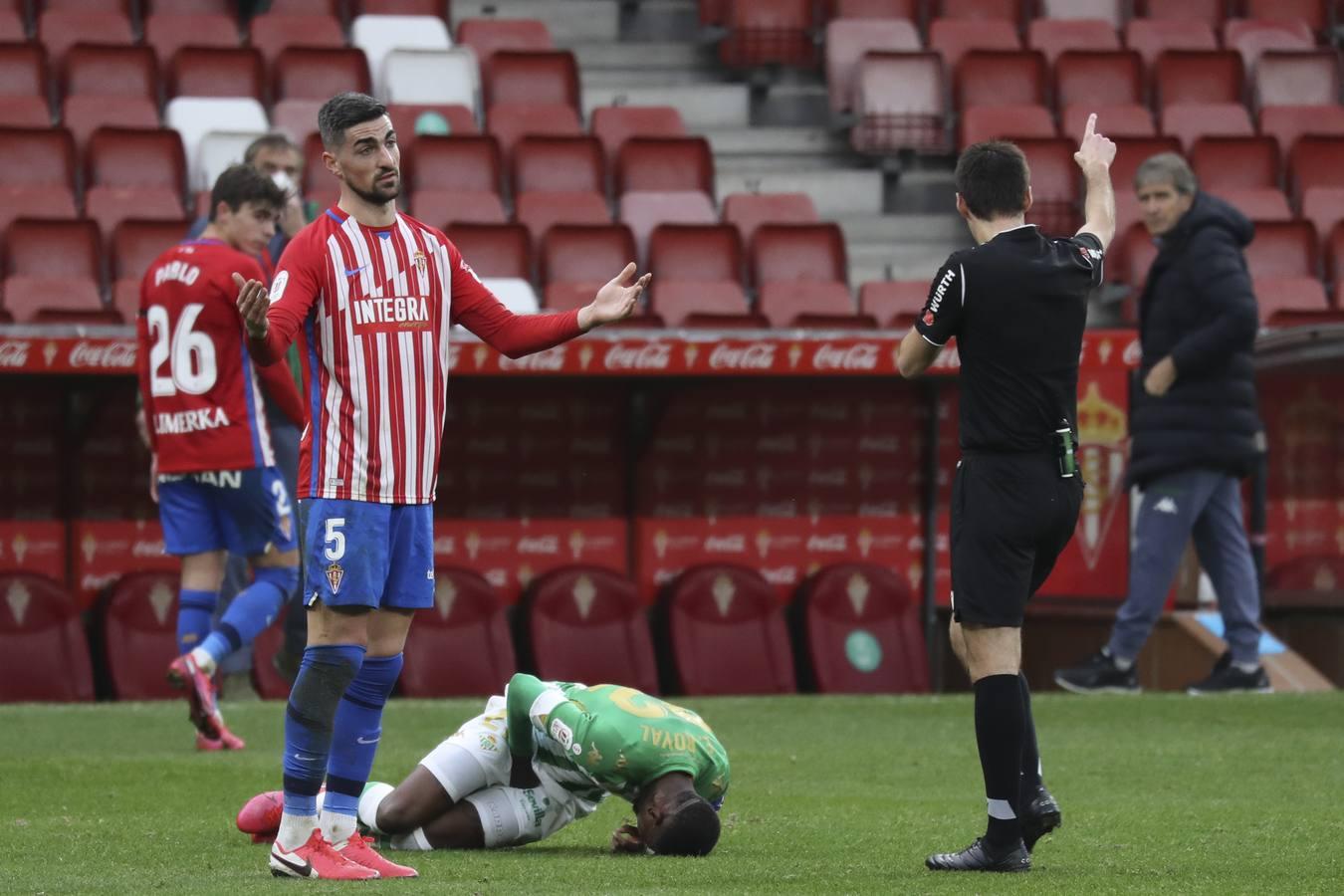 Las mejores imágenes del partido entre el Sporting de Gijón y el Betis (y II)