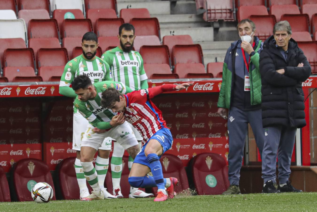 Las mejores imágenes del partido entre el Sporting de Gijón y el Betis (y II)