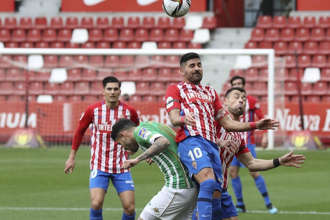 Las mejores imágenes del partido entre el Sporting de Gijón y el Betis (I)