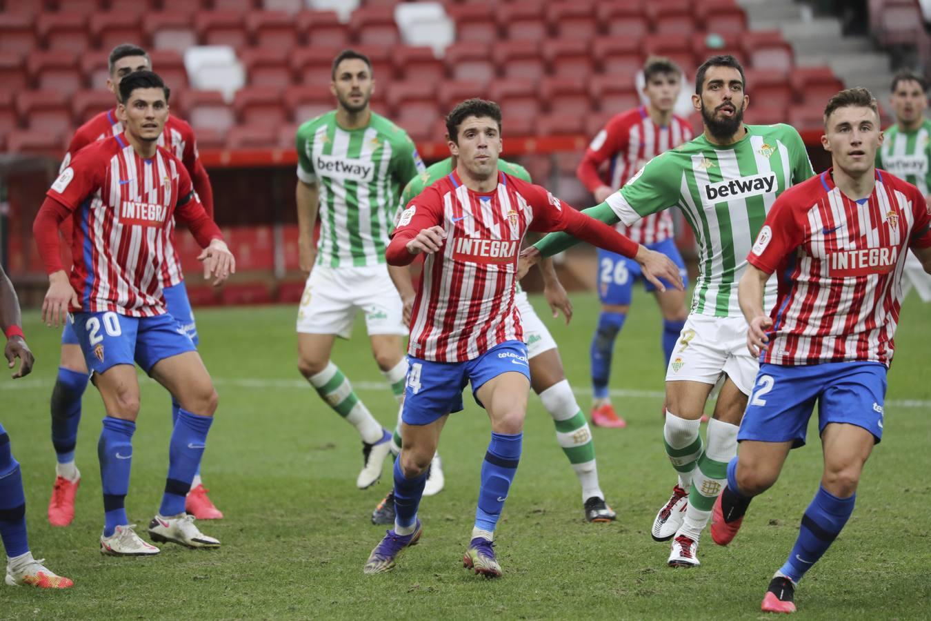 Las mejores imágenes del partido entre el Sporting de Gijón y el Betis (y II)