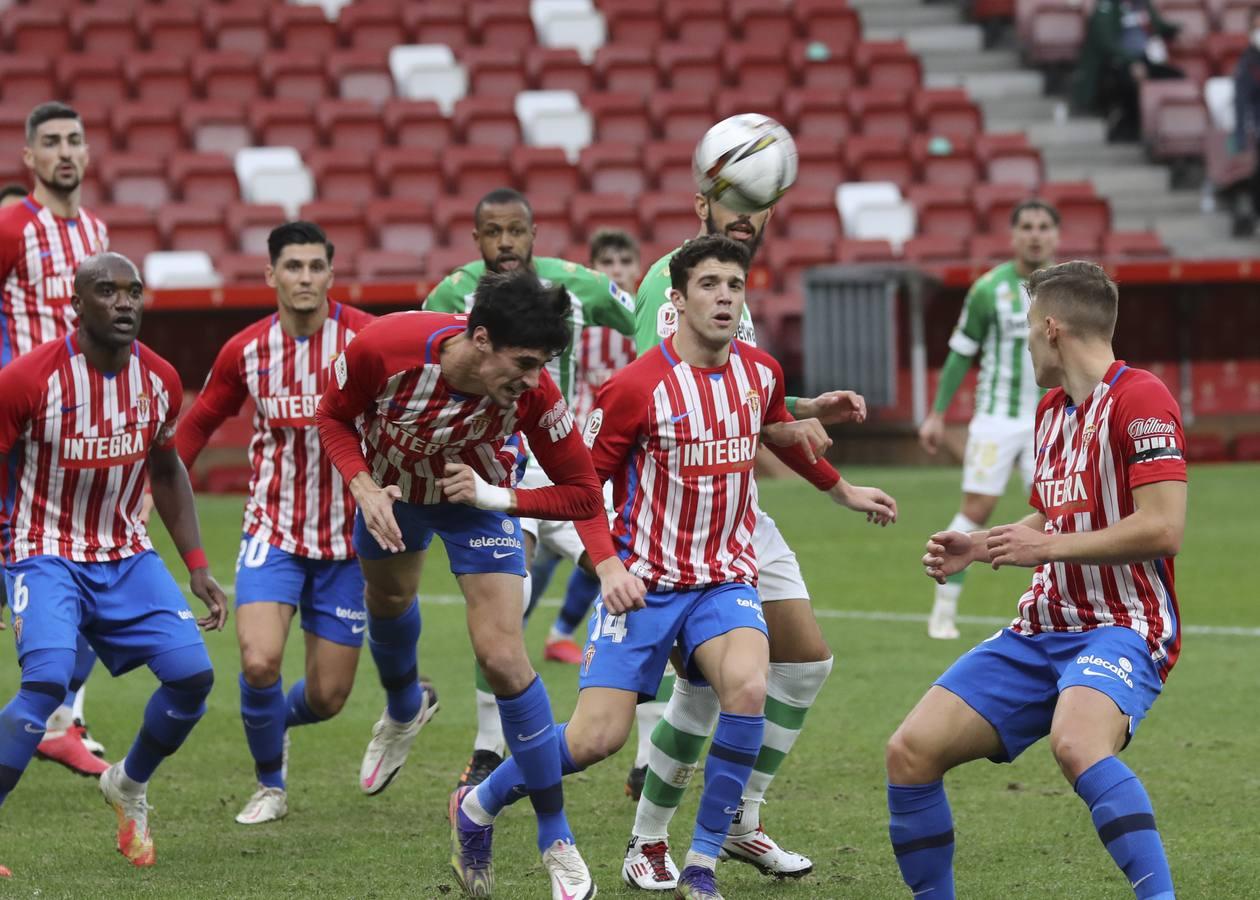 Las mejores imágenes del partido entre el Sporting de Gijón y el Betis (y II)