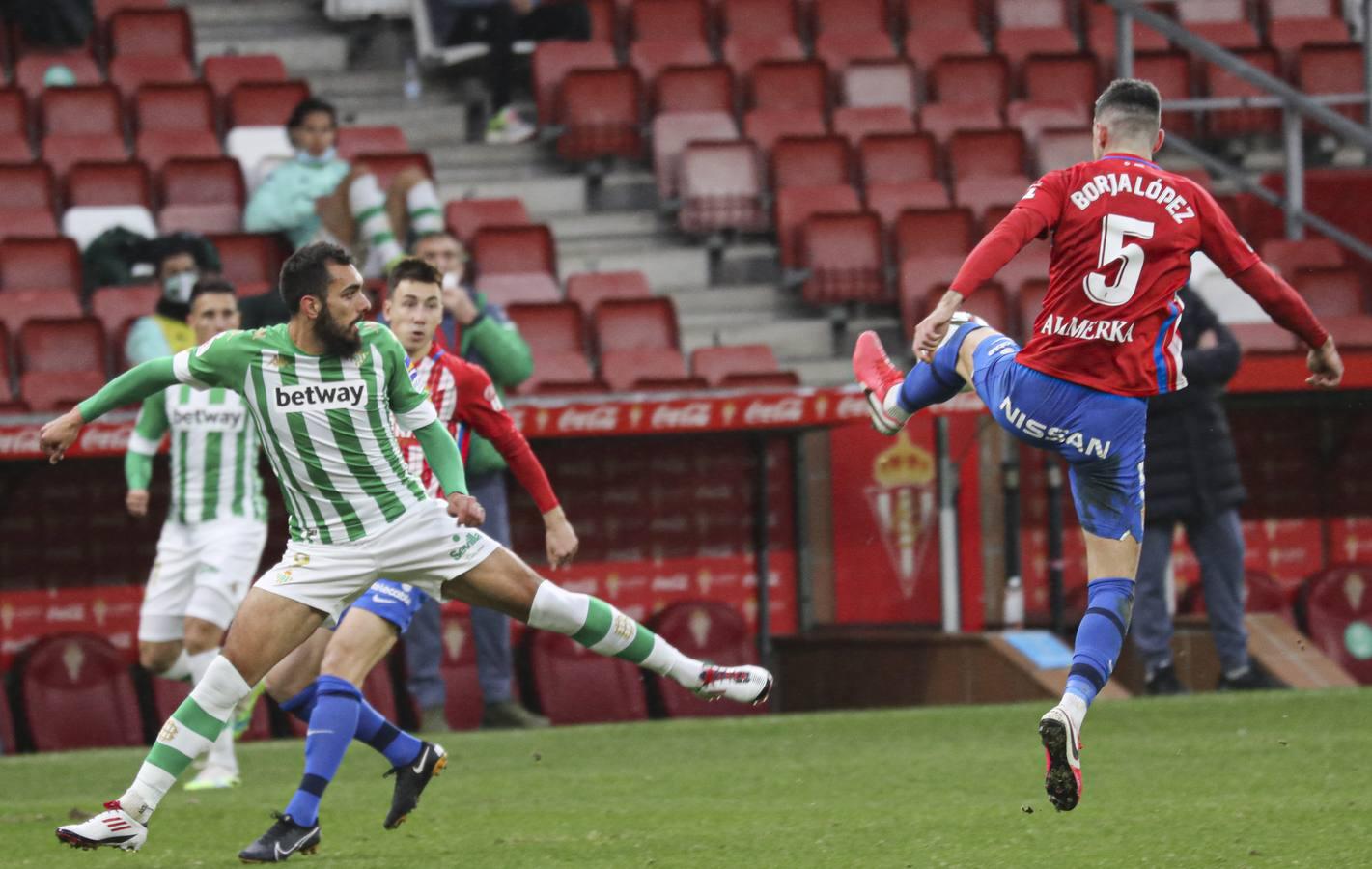 Las mejores imágenes del partido entre el Sporting de Gijón y el Betis (y II)