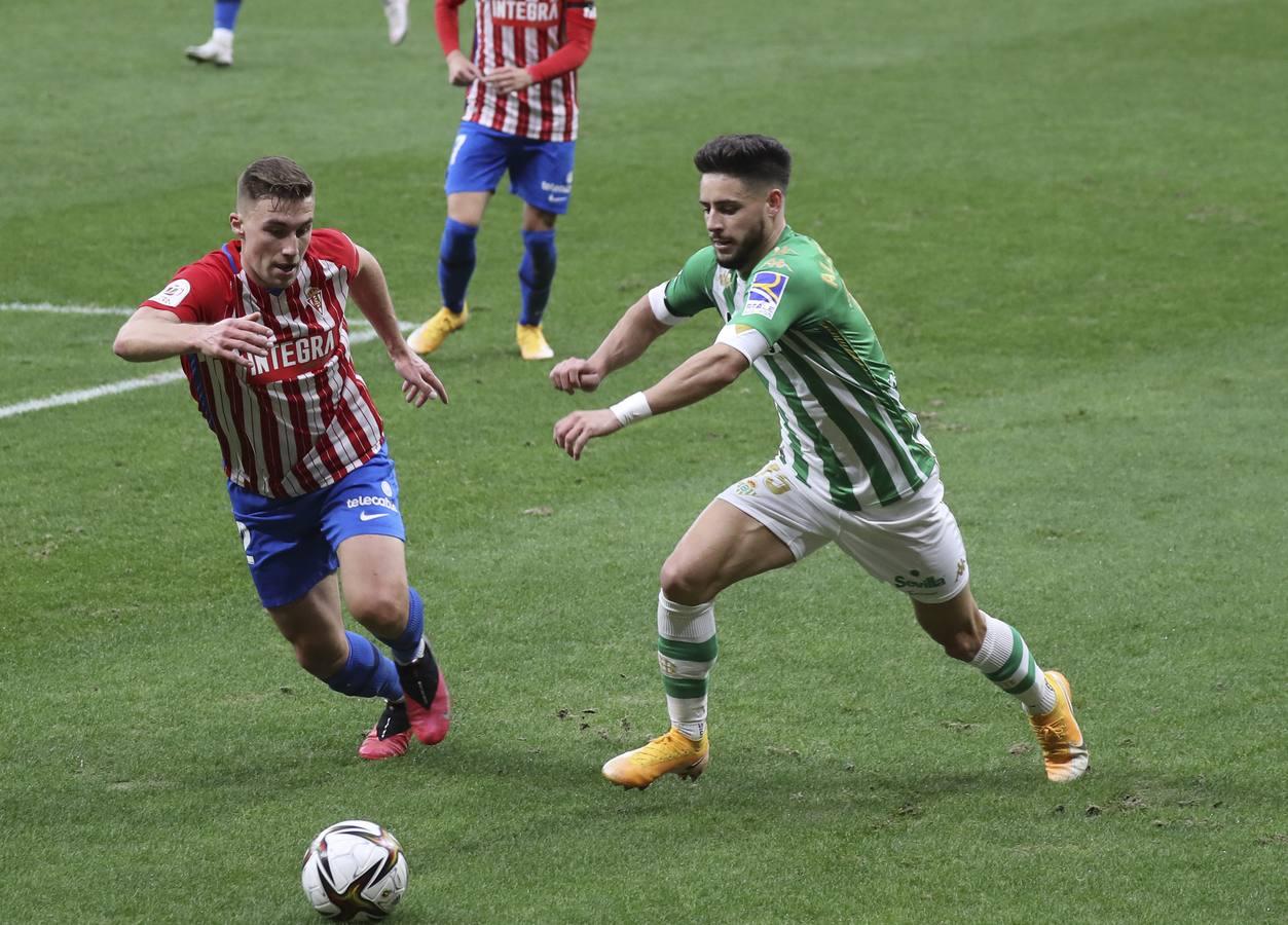 Las mejores imágenes del partido entre el Sporting de Gijón y el Betis (y II)