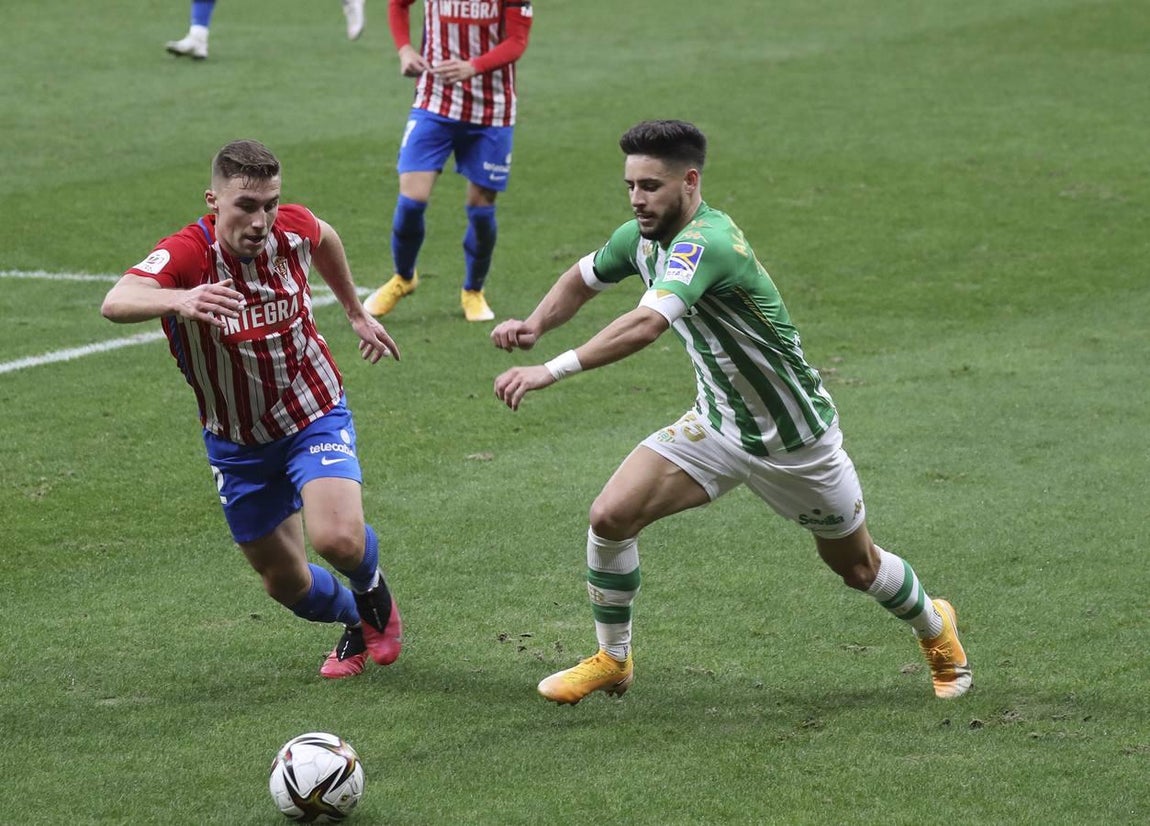 Las mejores imágenes del partido entre el Sporting de Gijón y el Betis (y II)