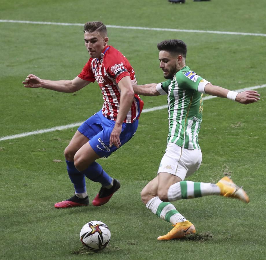 Las mejores imágenes del partido entre el Sporting de Gijón y el Betis (y II)