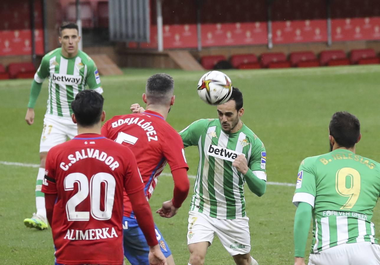 Las mejores imágenes del partido entre el Sporting de Gijón y el Betis (y II)