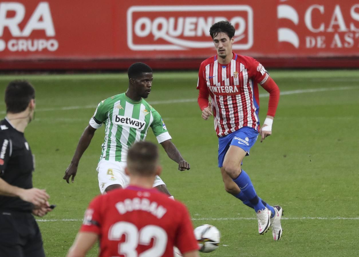 Las mejores imágenes del partido entre el Sporting de Gijón y el Betis (y II)