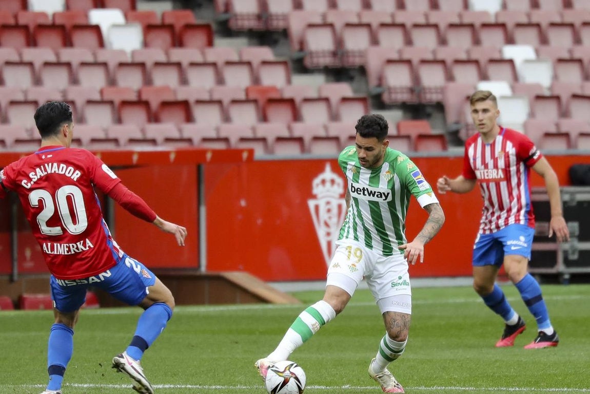 Las mejores imágenes del partido entre el Sporting de Gijón y el Betis (I)