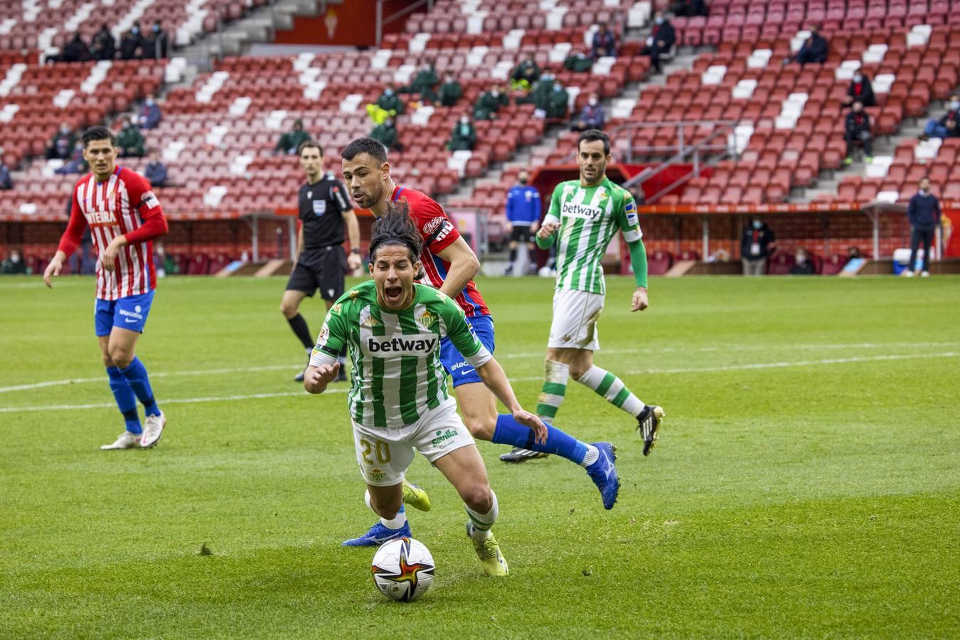 Las mejores imágenes del partido entre el Sporting de Gijón y el Betis (y II)