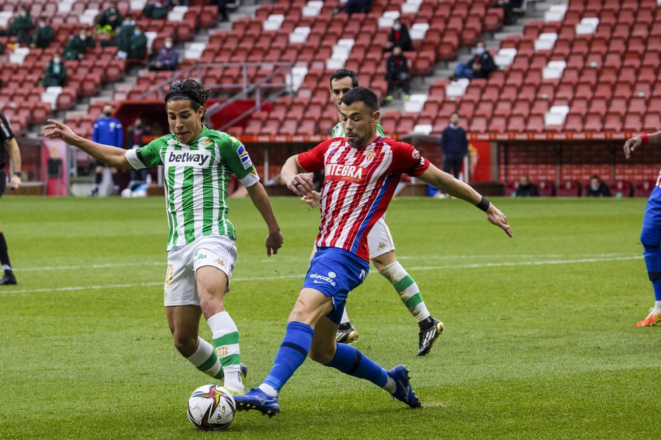 Las mejores imágenes del partido entre el Sporting de Gijón y el Betis (y II)