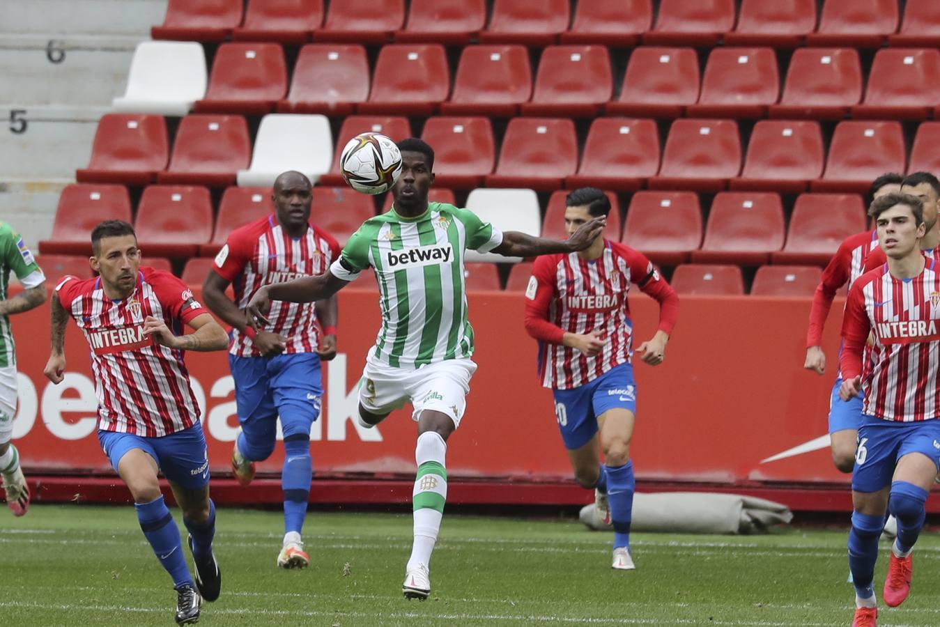 Las mejores imágenes del partido entre el Sporting de Gijón y el Betis (y II)