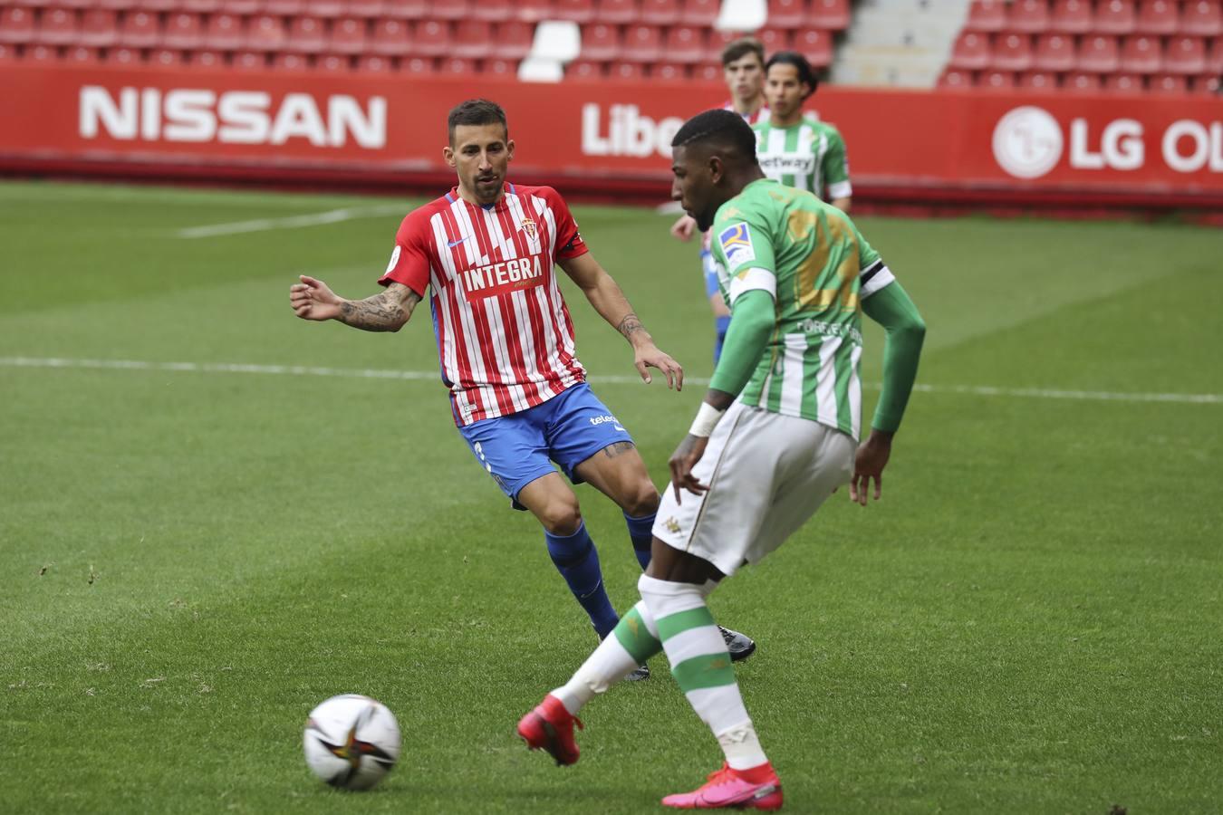 Las mejores imágenes del partido entre el Sporting de Gijón y el Betis (y II)