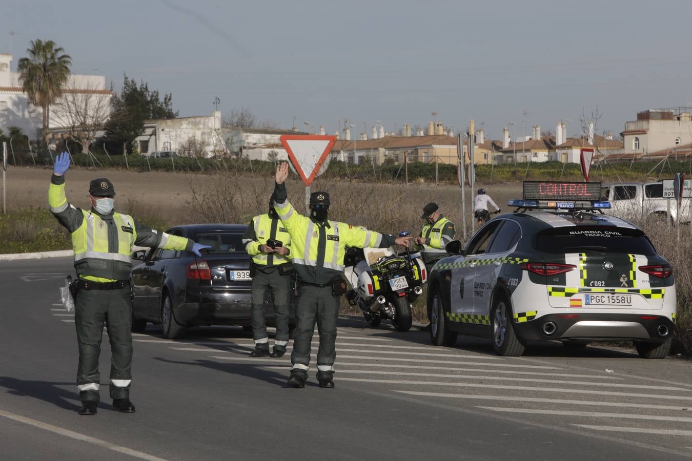 Fotos: La Guardia Civil controla el acceso a Sanlúcar