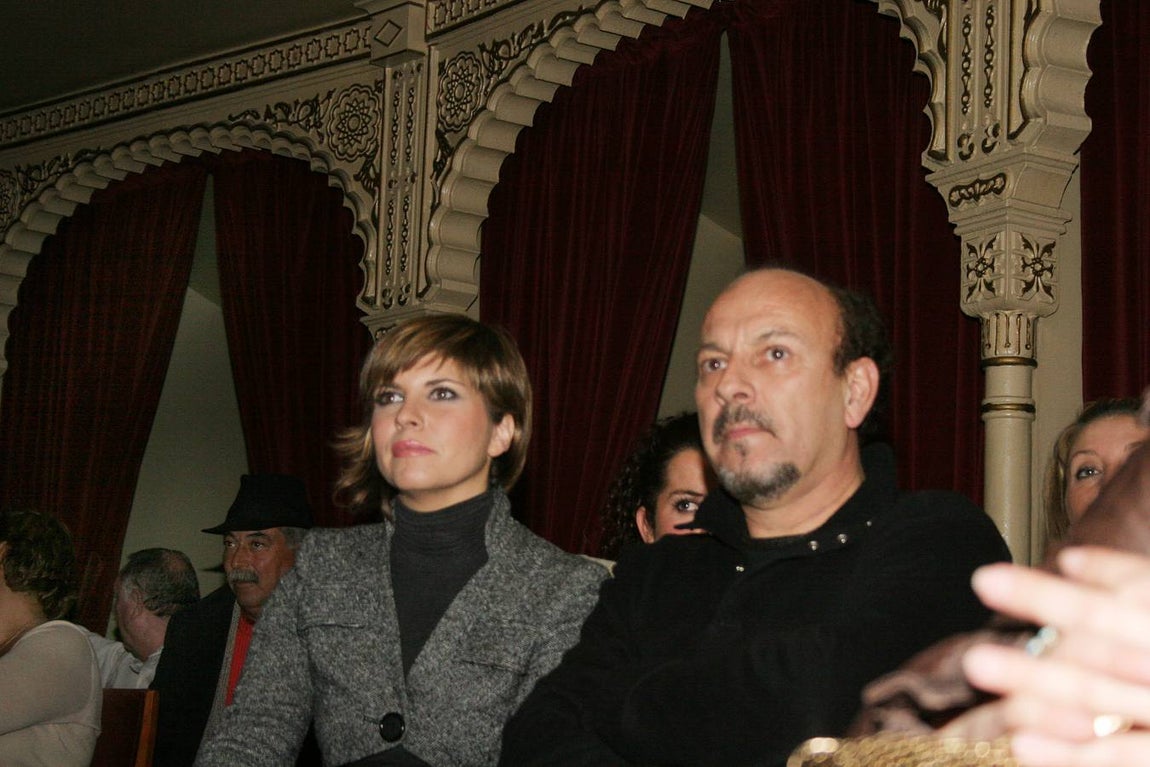 Pasión Vega, una de las pregoneras que más participó en el Concurso desde el Teatro; en la imagen, con Javier Ruibal