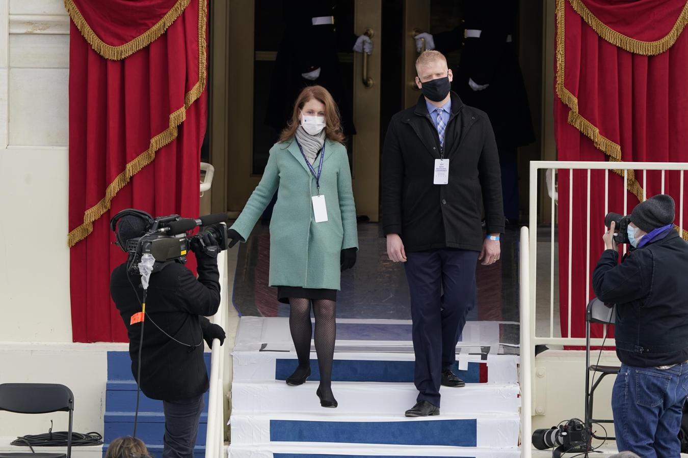 Los actores suben al podio durante el ensayo para la inauguración presidencial en el Capitolio. 