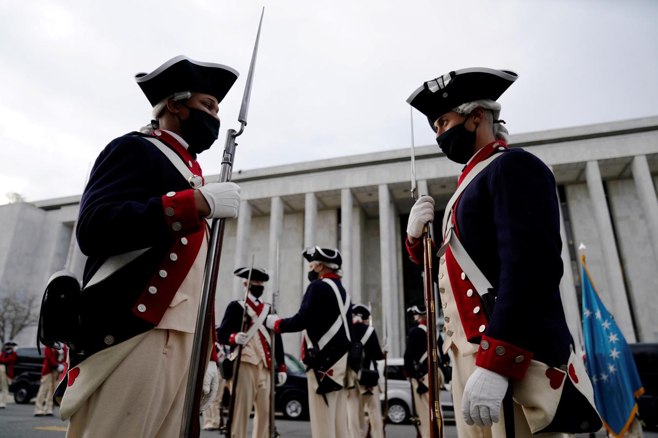 Miembros de la Guardia de honor llegan antes de un ensayo para la investirura de Joe Biden. 