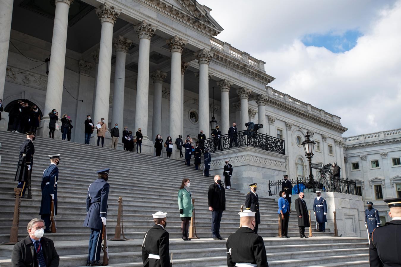 Los actores practican sus posiciones con las tropas en el frente este del Capitolio durante el ensayo general antes de la toma de posesión. 