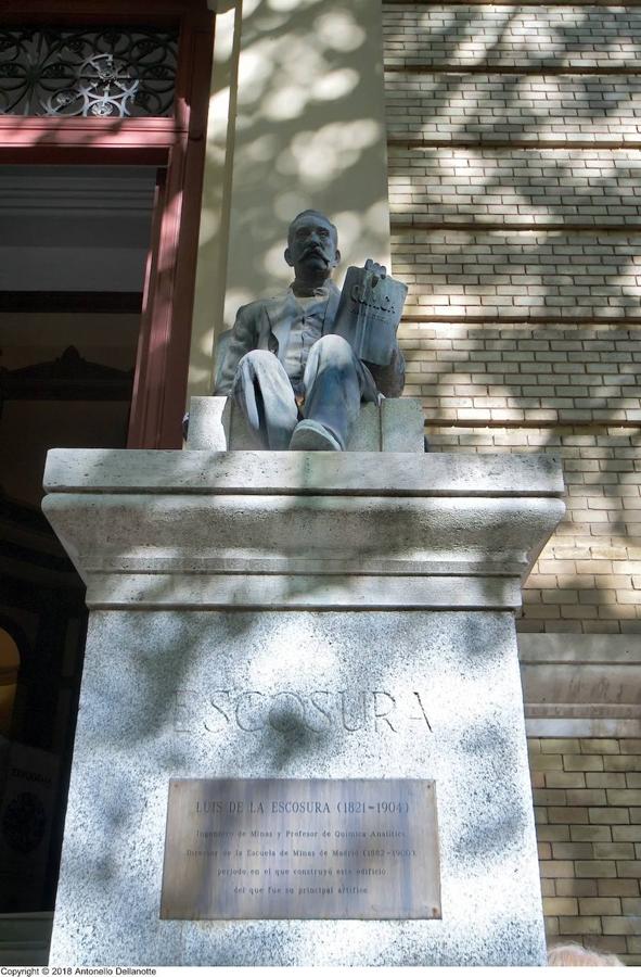 Luis de la Escosura Morrogh, autor del proyecto de traída de agua a Toledo de 1861. Escultura de Fructuoso Orduna (1925). Escuela de Ingenieros de Minas de Madrid.. 