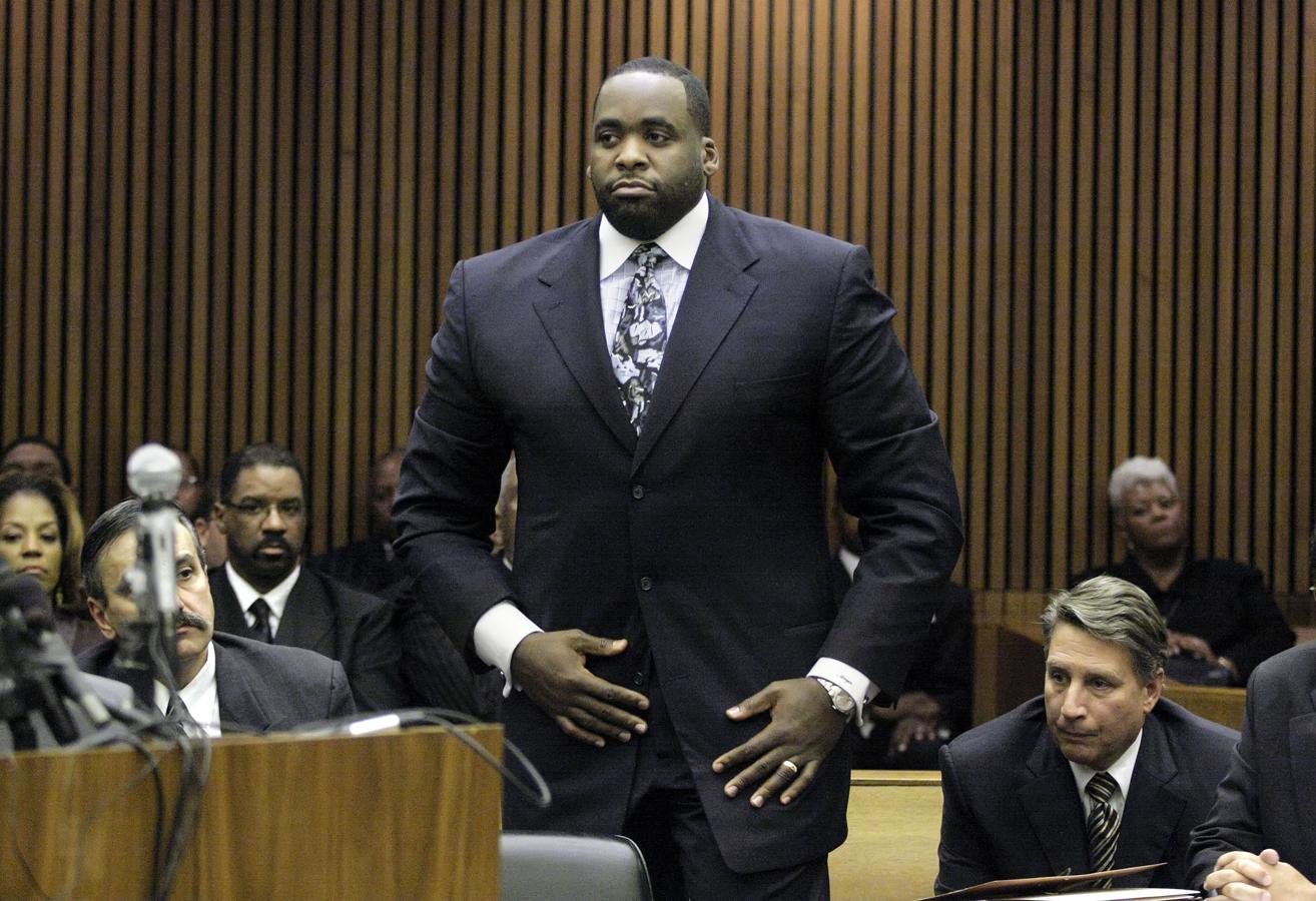 El exalcalde de Detroit, Kwame Kilpatrick, quien en 2008 se declaró culpable de obstrucción a la justicia como parte de un acuerdo de culpabilidad en una investigación en la que él y su padre habían aceptado sobornos a cambio de contratos públicos.. 