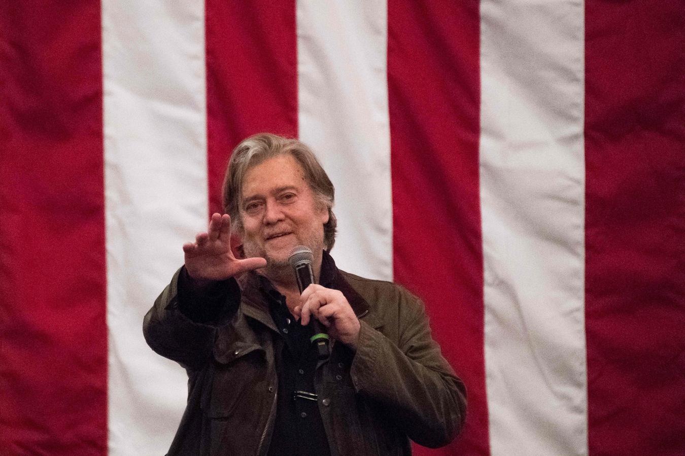 Su asesor político y jefe de campaña Steve Bannon, acusado de conspiración para cometer fraude y blanqueo de dinero en el marco de un proyecto de recaudación de fondos para la construcción del muro en la frontera con México. 