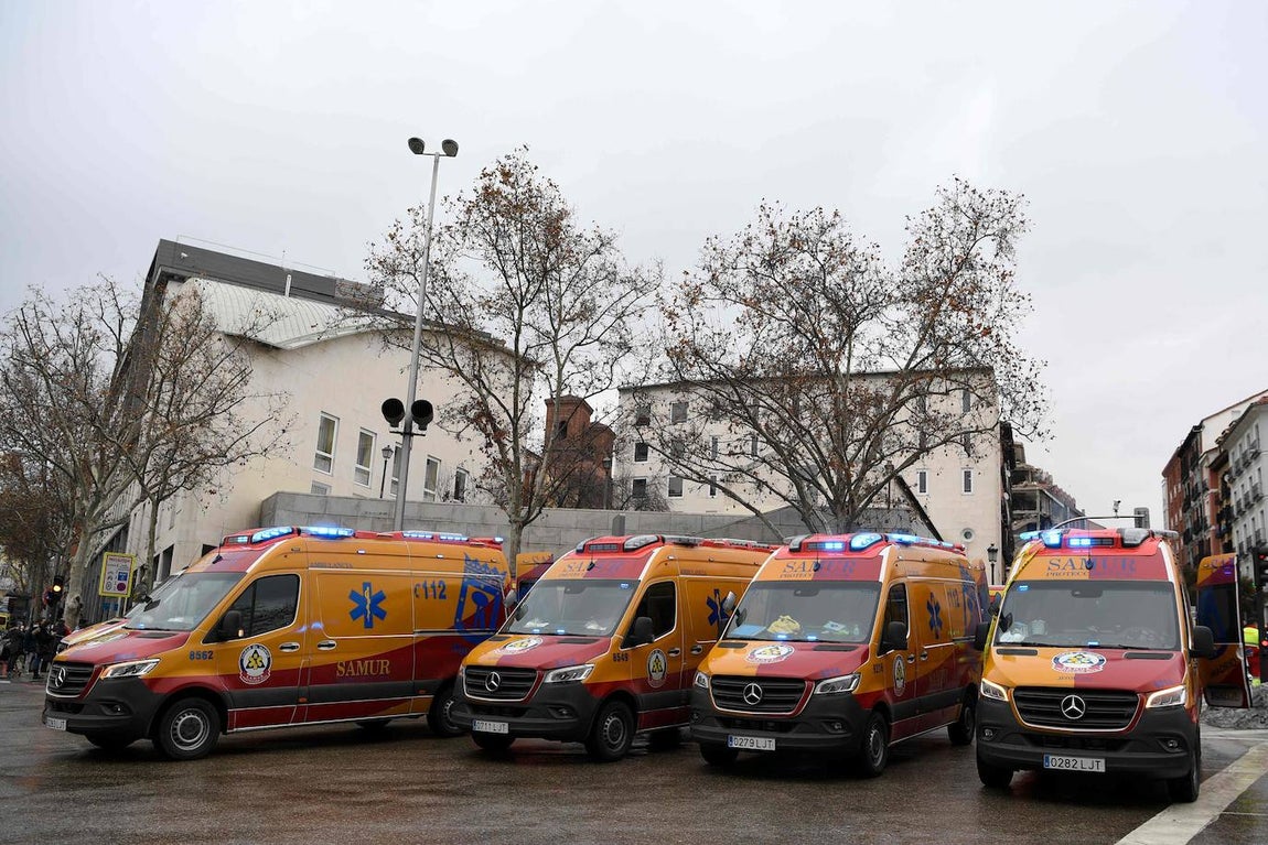 Ambulancias del Summa 112 y vehículos del Samur Social, momentos posteriores a la fuerte explosión registrada la calle Toledo. 
