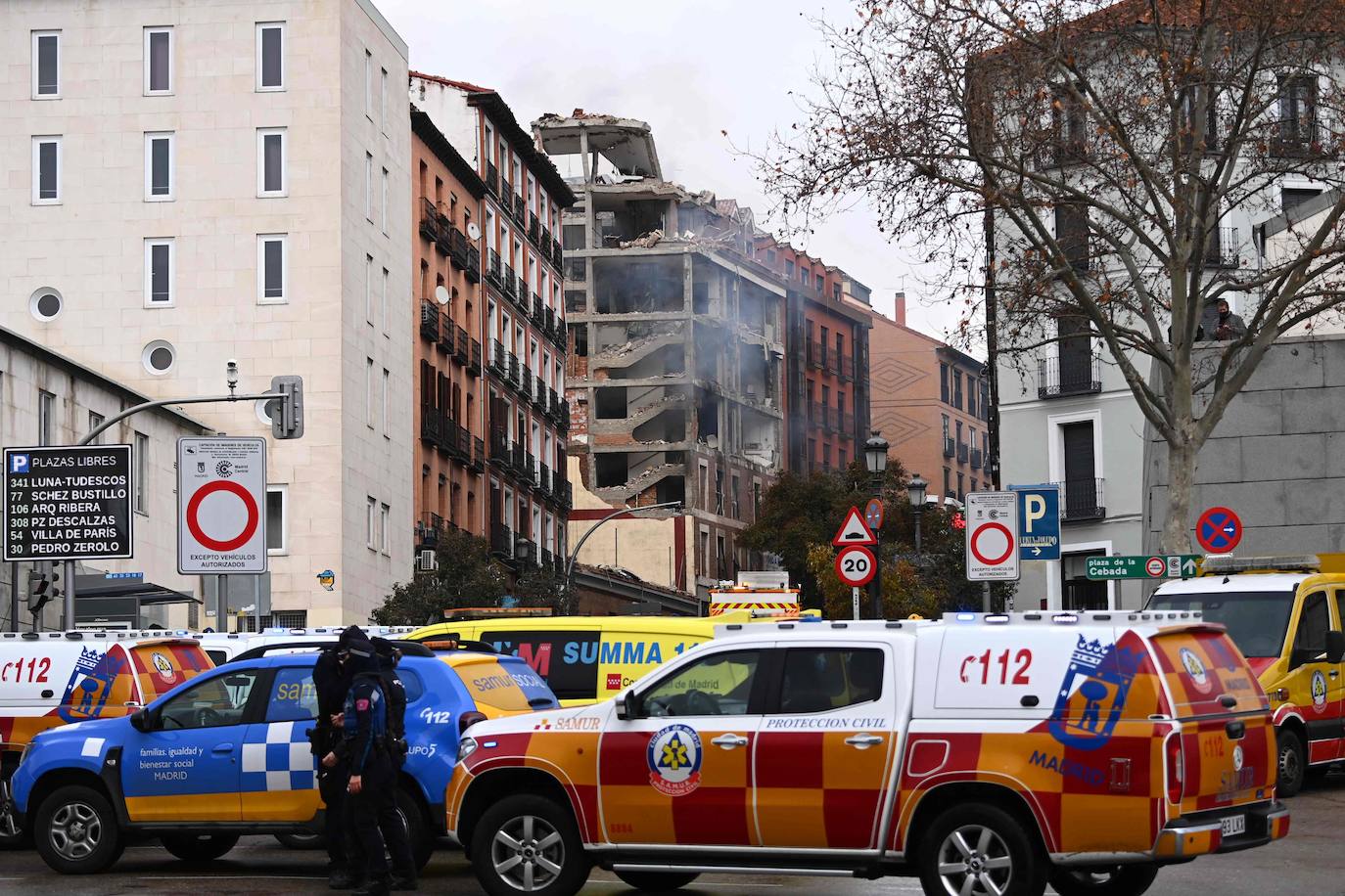 Ambulancias del Summa 112 y vehículos del Samur Social, momentos posteriores la fuerte explosión registrada la calle Toledo que ha hundido tres plantas de un edificio. 