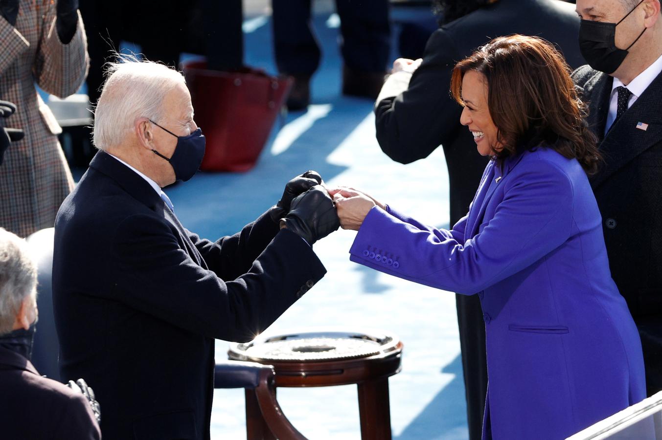 El nuevo presidente de EE.UU., Joe Biden, saluda a la vicepresidenta, Kamala Harris, durante la toma de posesión. 