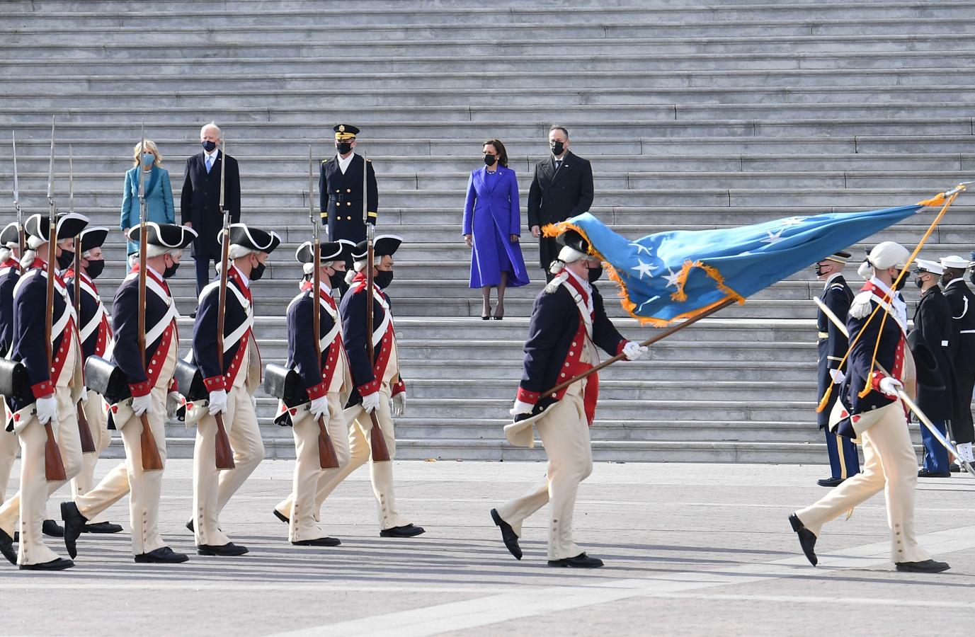 Los Biden y los Harris, durante la revista militar a la afueras del Capitolio. 