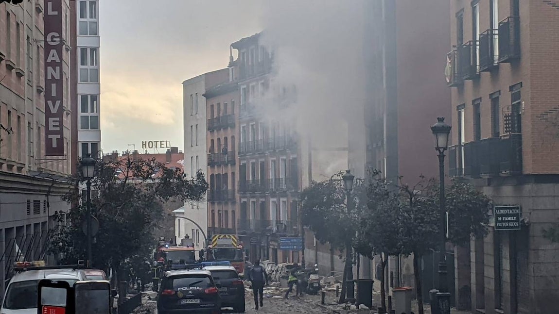 La enorme explosión ha destruido varias plantas de un edificio ubicado en el número 98 de la calle de Toledo, en el distrito de Latina, junto a la parroquia Virgen de la Paloma. 
