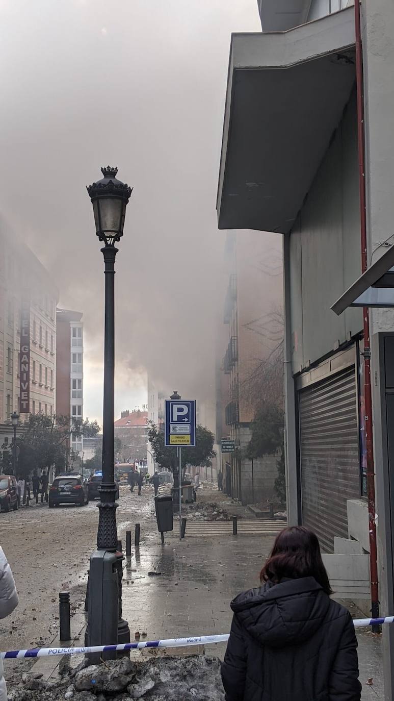 La enorme explosión ha destruido varias plantas de un edificio ubicado en el número 98 de la calle de Toledo, en el distrito de Latina, junto a la parroquia Virgen de la Paloma. 
